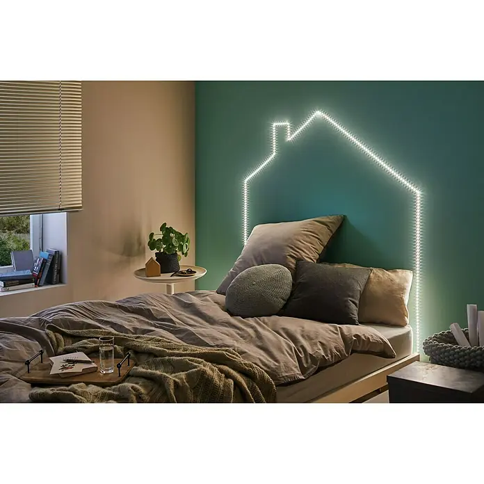 Paulmann LED-Band FlexLED 3D Basisset - Länge: 1,5 m, Lichtfarbe: Warmweiß, 6,5 W, 480 lm - Schlafzimmer mit einem Bett, das mit einer Hausförmigen LED-Beleuchtung an der Wand geschmückt ist, die eine gemütliche Atmosphäre schafft.