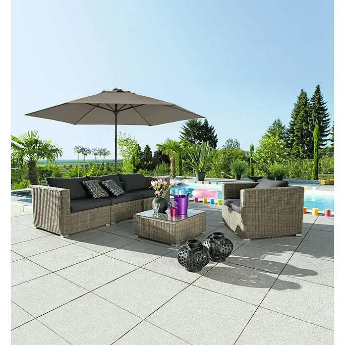 Sunfun Parasol Trentino II - Taupe, Diámetro de cobertura: 400 cm - Elegante conjunto de muebles de patio gris con sombrilla junto a una piscina. Disfruta de horas de relax al aire libre con este cómodo conjunto.