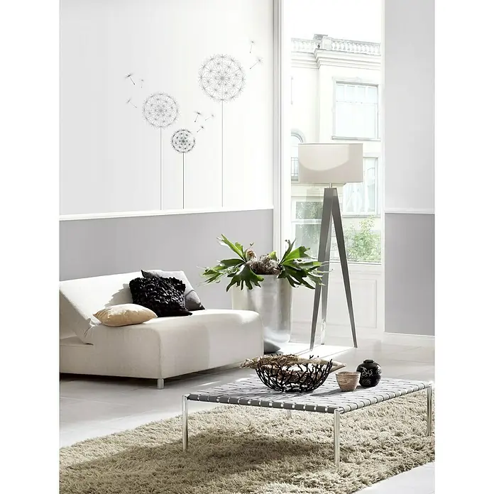 Komar Dekosticker Dandelion - Anthrazit/Silber, 100 x 70 cm - Stilvolles Wohnzimmer mit einem modernen Sofa, einem quadratischen Couchtisch und dekorativen Akzenten, die eine ruhige und elegante Atmosphäre schaffen.
