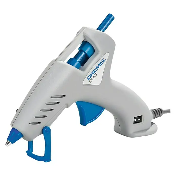 Dremel Pistola termoencoladora Hobby 930-18 - Diámetro cartucho de cola: 7 mm, Tiempo de calentamiento: 5 min - Primer plano de una pistola de pegamento gris Dremel 930 con detalles azules, utilizada para manualidades y proyectos de bricolaje.