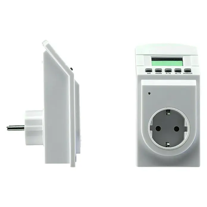 Ximax Zeitschaltuhr Typ A - Geeignet für: Standard-Heizstab mit Schukostecker - Zwei Ansichten einer weißen, digitalen Zeitschaltuhr mit Display und Steckdose für den Innenbereich.