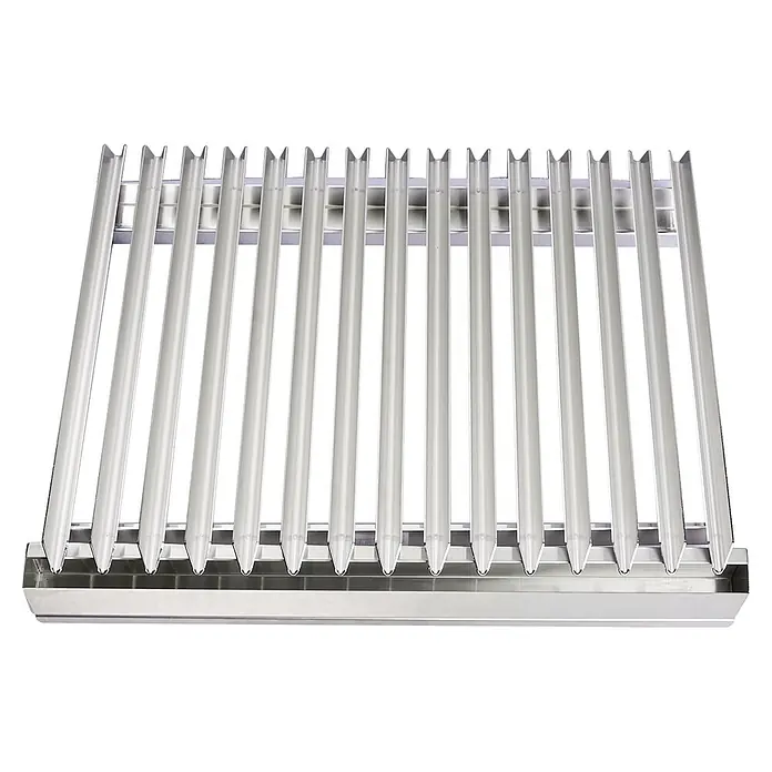 Kingstone Cube Ersatz-Grillrost - Passend für: Kingstone Cube Holzkohlegrill, Edelstahl - Nahaufnahme eines glänzenden, silberfarbenen Grillrosts. Ideal für BBQ-Enthusiasten, bietet es optimale Grillergebnisse und einfache Reinigung.