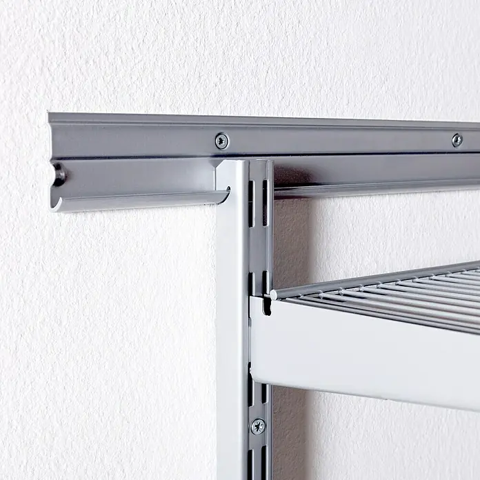 Element System Easy Hängeschiene 32 - Länge: 120 cm, Zweilochsystem - Nahaufnahme eines silbernen, verstellbaren Regalsystems an einer weißen Wand, das Funktionalität und moderne Ästhetik vereint.