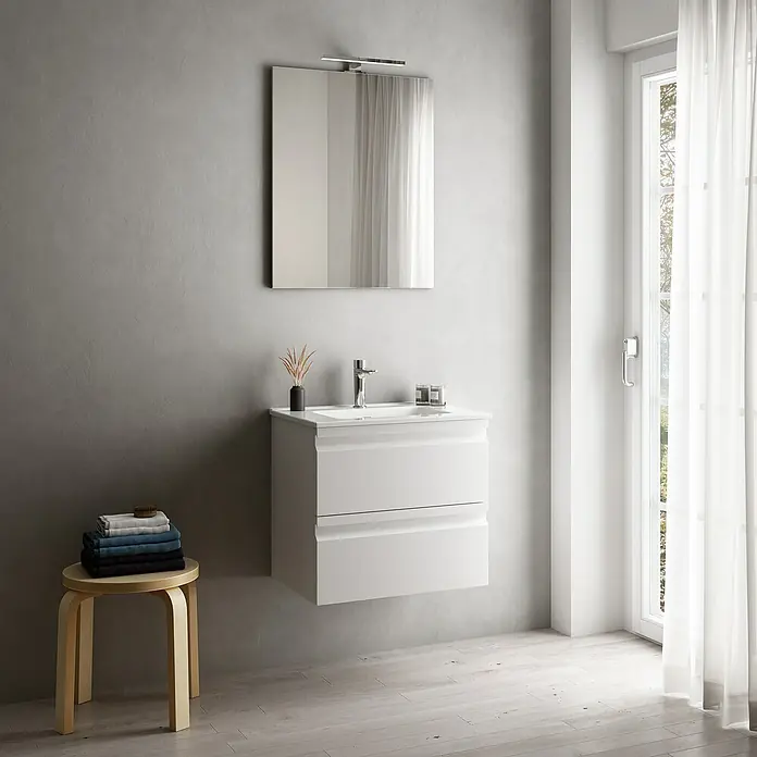 Camargue Pull Waschtischunterschrank - B x T x H: 59,5 x 45,4 x 55 cm, Weiß - Modernes Badezimmer-Interieur mit einem eleganten, wandmontierten Waschbeckenunterschrank in Weiß und einem passenden Spiegel mit Beleuchtung.