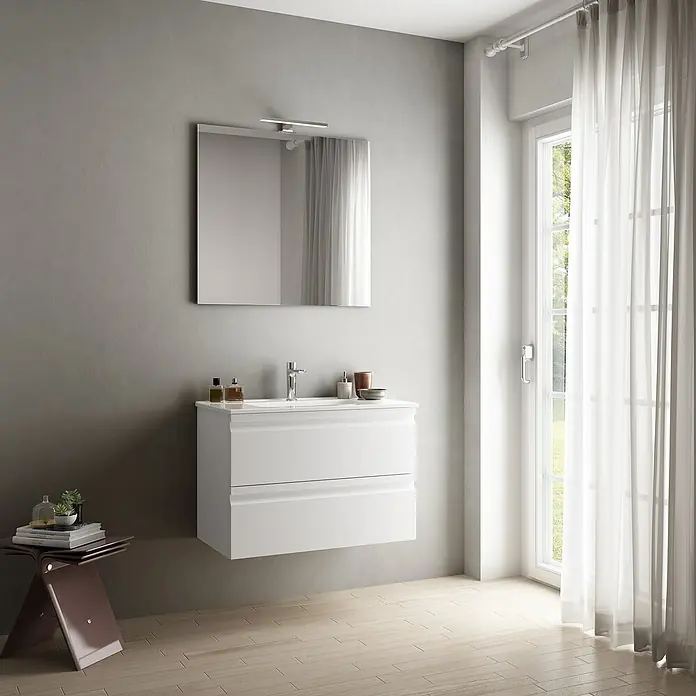 Camargue Pull Waschtischunterschrank - B x T x H: 79,5 x 45,4 x 55 cm, Weiß - Modernes Badezimmer mit einem weißen Waschtischunterschrank und einem quadratischen Spiegel an einer grauen Wand.