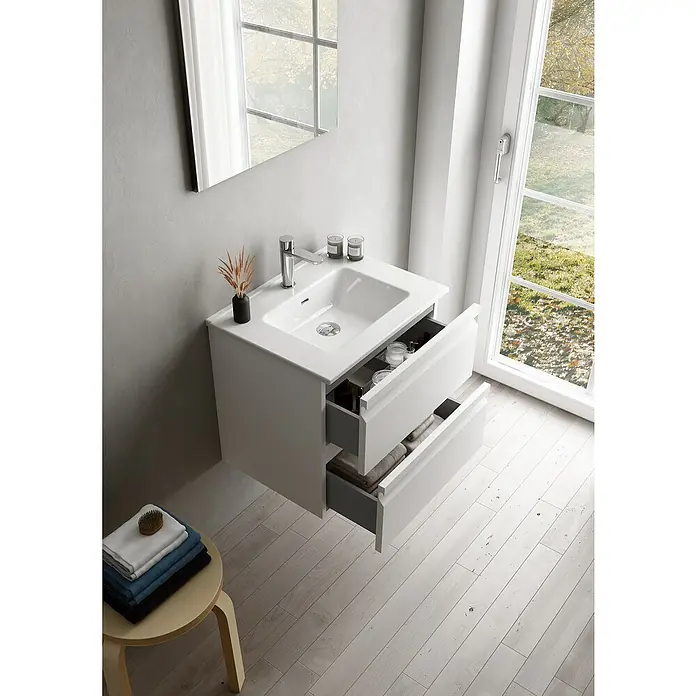 Camargue Pull Waschtischunterschrank - B x T x H: 59,5 x 45,4 x 55 cm, Weiß - Modernes Badezimmerwaschbecken mit zwei offenen Schubladen unter einem stilvollen Spiegel, neben einem Fenster, das Tageslicht hereinlässt.
