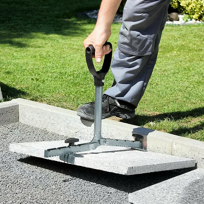 Langfit Plattenheber MS-PH2062L - Geeignet für: Terrassenplatten, Plattengröße: 30 - 62 cm - Nahaufnahme eines Pflasterhebers beim Anheben einer Gehwegplatte.