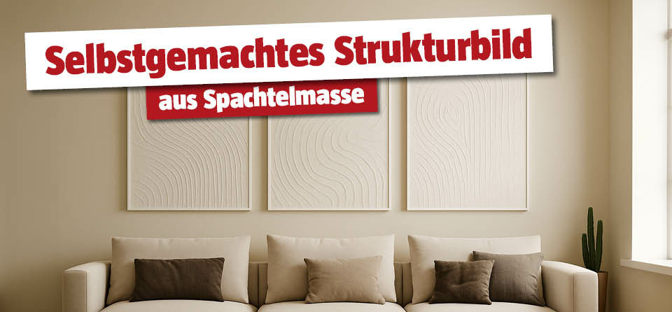 3 selbstgemachte Bilder aus Spachtelmasse an der Wand hinter der Couch