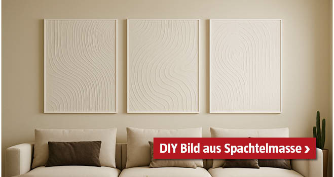 3 Bilder mit Spachtelmasse als Struktur an der Wand über der Couch