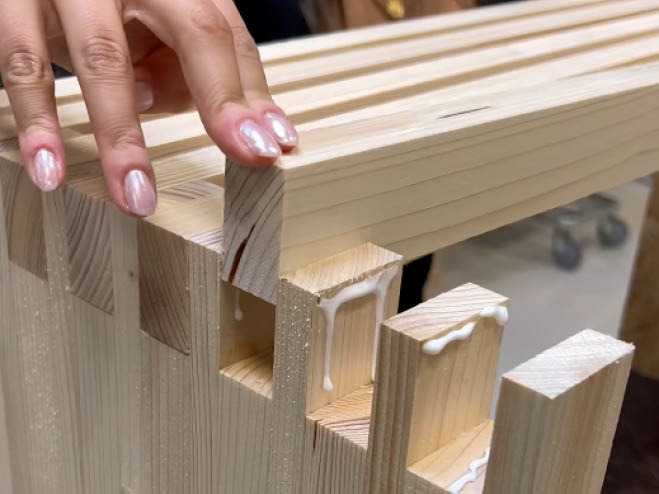 Holzleisten werden in die Rillen gesteckt mit Holzleim