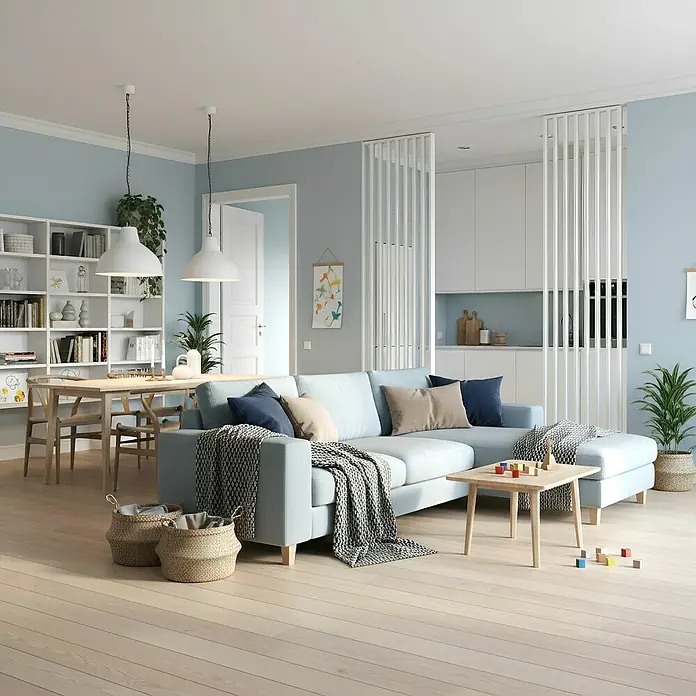 Mixpol Profile Raumteiler White - 58 x 275 cm, Weiß - Hellblaues Ecksofa mit Kissen und Decke im Wohnzimmer. Dazu gehören ein Couchtisch und Körbe auf hellem Holzboden.