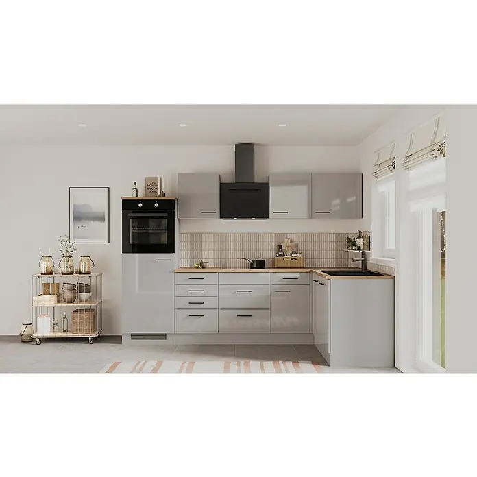 Flex-Well Lund Winkelküche - L x B: 170 x 280 cm, Lichtgrau, Mit Elektrogeräten, Fibonitspüle - Helle Küche mit grauen Schränken, schwarzer Dunstabzugshaube und Holzdetails, die eine moderne und einladende Atmosphäre schaffen.