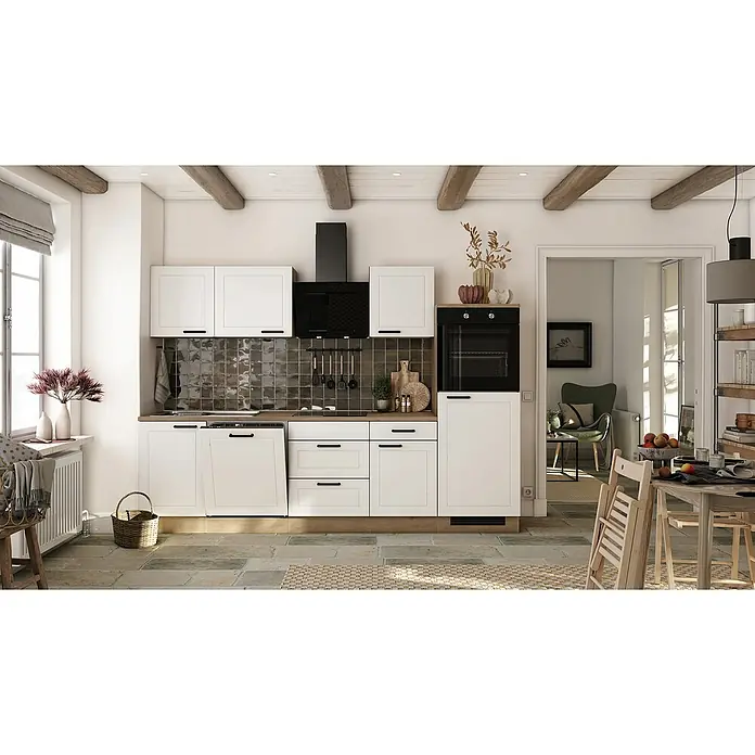 Flex-Well Küchenzeile Julia Typ 3 - Breite: 280 cm, Weiß, Mit Elektrogeräten - Helle Küche im Landhausstil mit weißen Schränken, dunklem Fliesenspiegel und Holzbalken. Der Fokus liegt auf der einladenden Atmosphäre der Kücheneinrichtung.