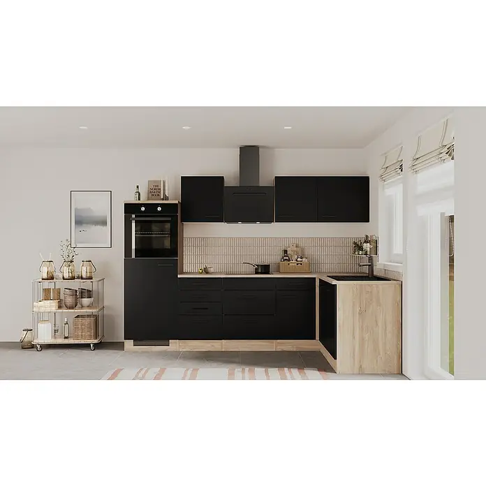 Flex-Well Winkelküche Capri - B x T: 280 x 60 cm, Touch Schwarz, Mit Elektrogeräten, Fibonitspüle - Eine moderne Küche mit schwarzen Schränken, einer Dunstabzugshaube und Holz Akzenten bietet viel Stauraum und Arbeitsfläche.