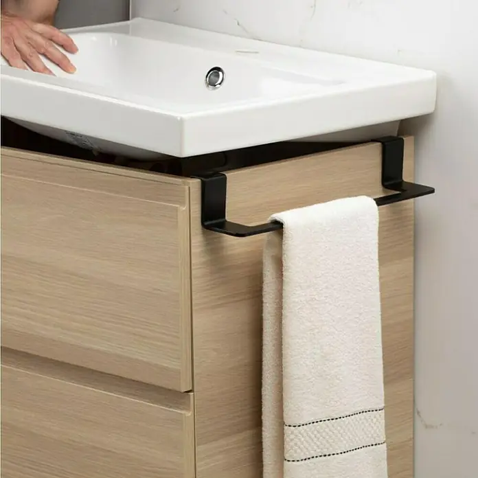 Tatay Toallero de gancho para mueble Flat - L x An x Al: 9,5 x 40 x 7 cm, Aluminio, Negro - Toallero negro elegante sobre un mueble de baño de madera clara. Una toalla blanca cuelga del toallero, una solución práctica para baño.