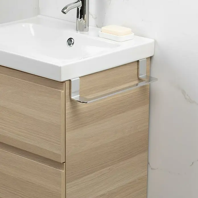 Tatay Toallero de gancho para mueble Flat - L x An x Al: 9,5 x 40 x 7 cm, Aluminio, Cromo - Un tocador de baño con una barra de toallas de metal adjunta, que ofrece mayor comodidad y funcionalidad en el espacio.