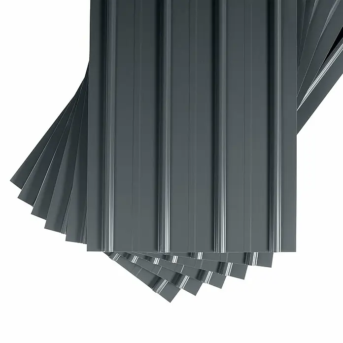 Metdach Dachblech Schwallblech 12er Set - Anthrazit, L x B: 1.250 x 450 mm, Gesamtstückzahl: 12 Stk. - Eine Nahaufnahme von mehreren gestapelten, grauen, gerippten Metallplatten, die für Dächer oder Verkleidungen verwendet werden.