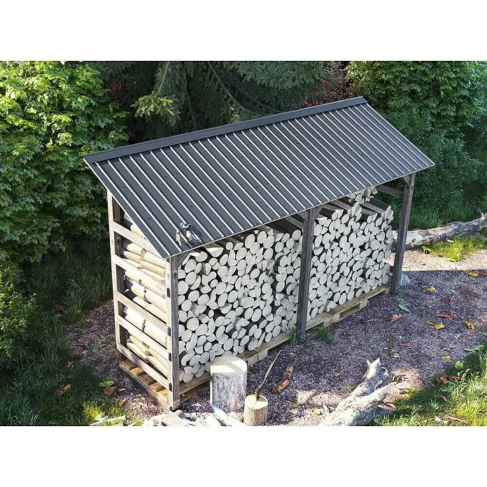 Metdach Dachblech Schwallblech 12er Set - Anthrazit, L x B: 1.250 x 450 mm, Gesamtstückzahl: 12 Stk. - Ein Holzschuppen, gefüllt mit sauber gestapeltem Brennholz, unter einem stabilen Metalldach, umgeben von üppigem Grün. Zwei Vögel sitzen auf dem Dach.