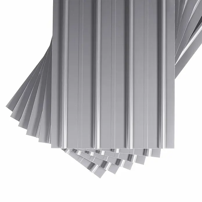 Metdach Dachblech Schwallblech 12er Set - Silber, L x B: 1.250 x 450 mm, Gesamtstückzahl: 12 Stk. - Graue, gerippte Metallplatten, die gestapelt und leicht versetzt angeordnet sind, wodurch ein interessantes Muster entsteht. Ideal für Bau- oder Designprojekte.