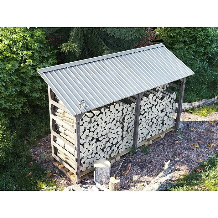 Metdach Dachblech Schwallblech 12er Set - Silber, L x B: 1.250 x 450 mm, Gesamtstückzahl: 12 Stk. - Ein rustikaler Holzschuppen, gefüllt mit gestapeltem Brennholz, unter einem robusten Metalldach, umgeben von üppigem Grün.
