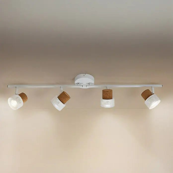 Osram Wandstrahler Spot Cork - 13,6 W, L x B x H: 81,3 x 10 x 14,5 cm, Weiß, GU10, 4 Stk. - Nahaufnahme einer weißen Deckenleuchte mit vier Strahlern und Korkdetails.