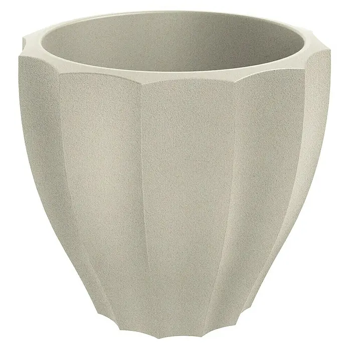 ETHICK Pflanztopf Rona - Außenmaß (Ø x H): 80 x 72 cm, Kunststoff, Sand - Nahaufnahme eines grauen, facettierten Blumentopfs mit gerader Oberkante, der auf einem schwarzen Hintergrund steht und eine moderne Ästhetik ausstrahlt.