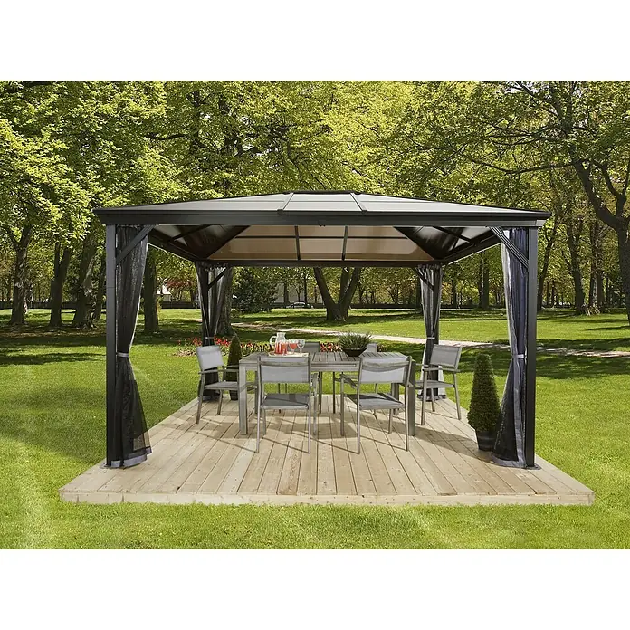 Sojag Standard-Pavillon Verona 10 x 10 - B x T: 298 x 298 cm, Farbe Gestell: Anthrazit, Aluminium - Ein elegantes Garten-Gazebo mit Tisch und Stühlen auf einer Holzterrasse, umgeben von üppigem Grün für entspannte Stunden im Freien.