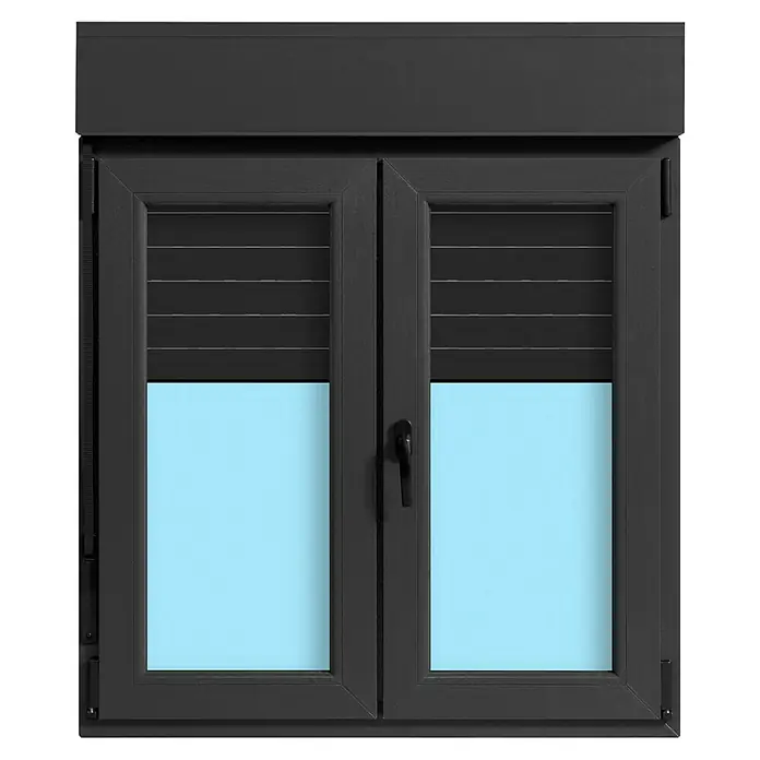 Ventana de PVC practicable-oscilobatiente - 105 x 118 cm, Derecha, Gris grafito, Con persiana de PVC - Un primer plano de una ventana gris con persianas parcialmente cerradas, revelando vidrio azul claro en la sección inferior.