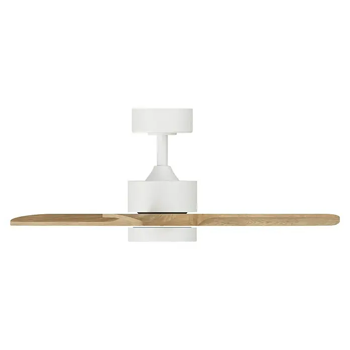 Arte confort Ventilador de techo Echo S - Blanco/Madera, 91 cm, 26,3 W, Blanco cálido - Este primer plano muestra un elegante ventilador de techo con herrajes blancos y palas de madera, perfecto para espacios modernos.