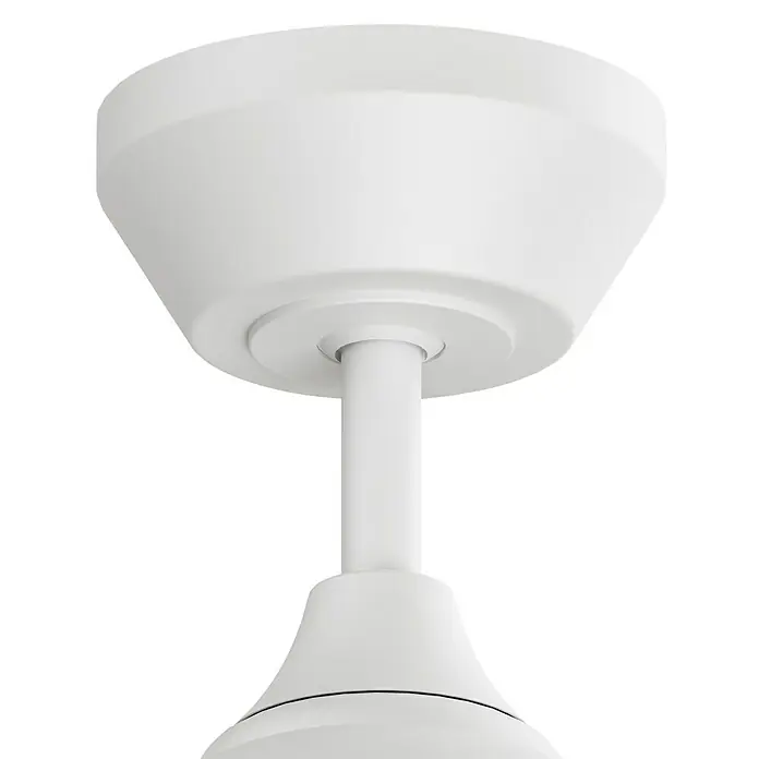 Arte confort Ventilador de techo Kenia - Roble gris, 132 cm, 34 W, Blanco cálido - Primer plano de un ventilador de techo blanco, mostrando su montaje al techo, proporcionando una solución de iluminación moderna.