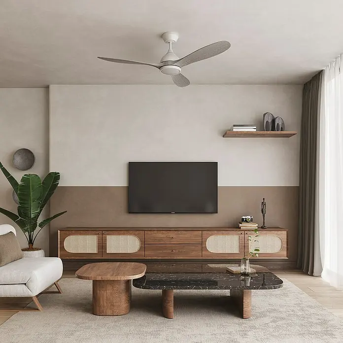 Arte confort Ventilador de techo Kenia - Roble gris, 132 cm, 34 W, Blanco cálido - Salón con mueble de TV y mesa de centro. Un ventilador de techo está enfriando e iluminando la habitación.