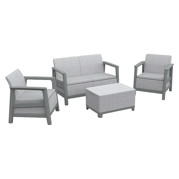 Keter Conjunto de muebles Scandi - Polipropileno, Gris - Un conjunto de muebles de patio gris con dos sillones, un sofá de dos plazas y un otomano. Los muebles están hechos de un material tejido.