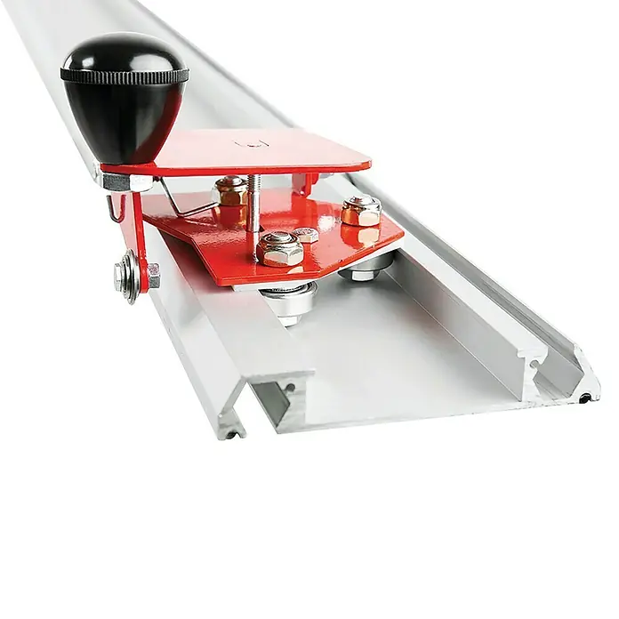 Heka Cortador manual de azulejos ThinCut - Apto para: Cerámica y placas de vidrio finos, Longitud de corte máx.: 3.000 mm - Primer plano de una guía de herramientas con placa roja y mango negro en un carril de perfil de aluminio.