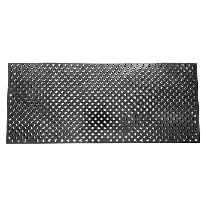 Heka Llana rectificadora - An x L: 160 x 380 mm - Una chapa metálica perforada con un patrón regular de pequeños orificios, reflejando luz y textura.