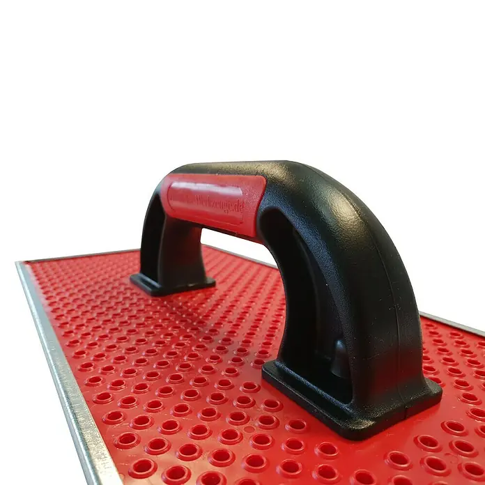 Heka Llana rectificadora - An x L: 160 x 380 mm - Primer plano de una llana con superficie de rejilla roja y mango negro. Herramienta para trabajos de enlucido en la construcción.