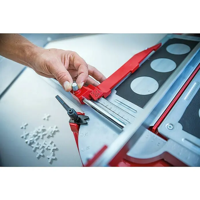 Heka Cortador manual de azulejos MagicCut 1200 - Longitud de corte máx.: 1.200 mm, Espesor máx. de azulejo: 20 mm - Primer plano de una cortadora manual de azulejos con guía roja y rieles plateados, ideal para cortes precisos en reformas del hogar.