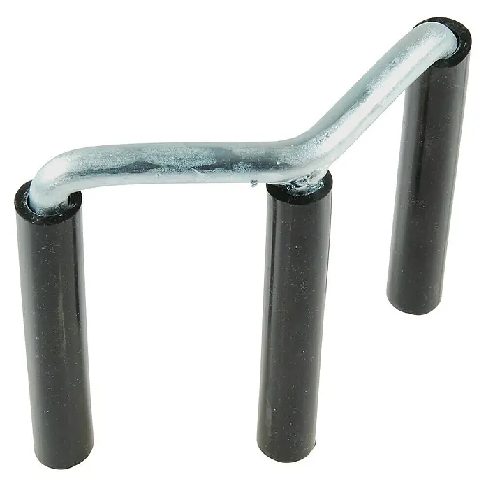Heka Portaplacas - 1 ud., Placas de yeso laminado - Primer plano de un portaherramientas plateado con tres cilindros de goma negra unidos a una rejilla.