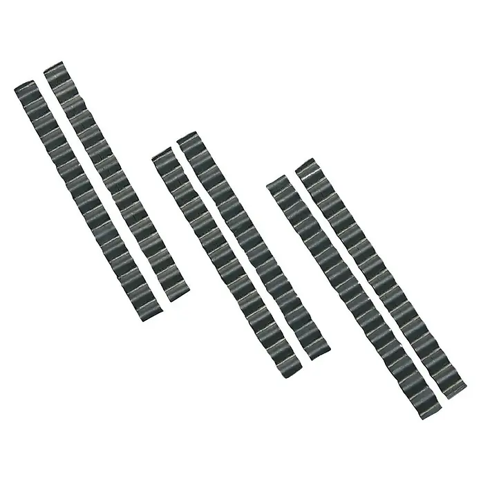 Heka Abrazadera para solados - 70 mm, 20 ud. - La imagen muestra cremalleras, de color gris, dispuestas en ángulo. Estos se utilizan para el movimiento lineal en aplicaciones de maquinaria.