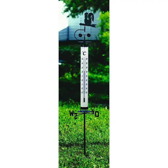 TFA Dostmann Gartenthermometer - Analog, L x B x H: 27,2 x 27,6 x 138 cm, Schwarz - Eine Wetterfahne mit Thermometer zeigt die aktuelle Temperatur an. Die Anzeige steht bei etwa 19 Grad Celsius.