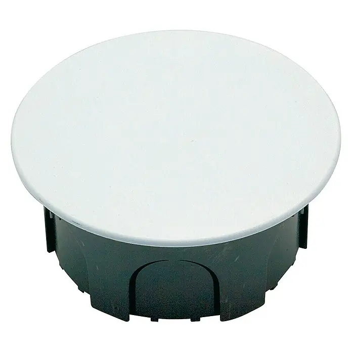 Famatel Caja de empotrar con garra - 10 cm x 50 mm, Con tapa, Blanco, 1 ud. - Primer plano de una tapa blanca sobre una caja redonda negra, ideal para cubrir agujeros antiestéticos y cajas de conexiones.
