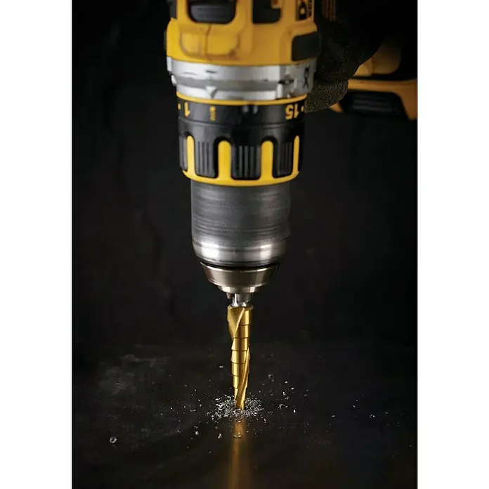 DeWalt Extreme Broca para metal DT5027-QZ - 1 ud., Diámetro de la broca: 6 mm - Primer plano de un taladro amarillo perforando metal, con virutas de metal volando alrededor.