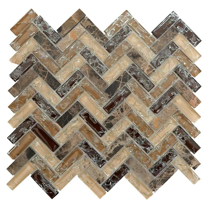 Mosaikfliese Fischgrät Crystal Mix XIC HB1555 - 26,3 x 29,3 cm, Dunkelbraun, Glänzend - Eine Nahaufnahme eines Mosaiks aus Glas und Marmor, das in einem Fischgrätenmuster angeordnet ist. Perfekt für Bad und Küche!
