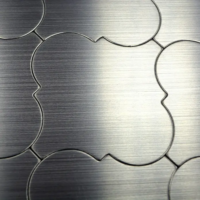 Selbstklebemosaik Florentiner SAM 4MMLAT - 29,6 x 28,7 cm, Silber, Glänzend - Nahaufnahme der ungewöhnlichen Form und Textur der silbernen Metallfliese, ideal für moderne Inneneinrichtung.