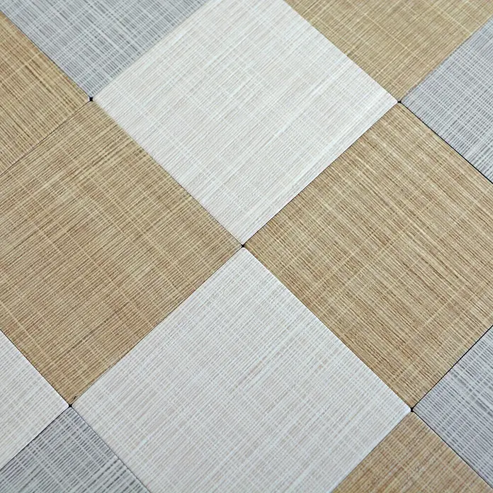 Selbstklebemosaik SAM 4MT99M - 30,5 x 30,5 cm, Beige/Grau, Matt - Nahaufnahme von quadratischen, strukturierten Fliesen in Weiß-, Beige- und Grautönen, diagonal angeordnet für ein modernes Design.