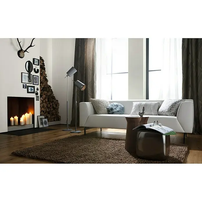 SCHÖNER WOHNEN-Farbe MyColour Wandfarbe - Fossil, Matt, 10 l - Modernes Wohnzimmer mit weißem Sofa, braunem Teppich und Stehlampen. Gemütliche Atmosphäre mit Kamin und dekorativen Elementen.
