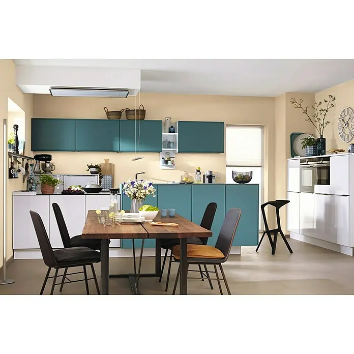 SCHÖNER WOHNEN-Farbe MyColour WandfarbeSisal, Matt, 10 l - Eine moderne Küche mit blauen Schränken, einem Holztisch und Stühlen. Helle Arbeitsplatten und moderne Geräte ergänzen das stilvolle Design.