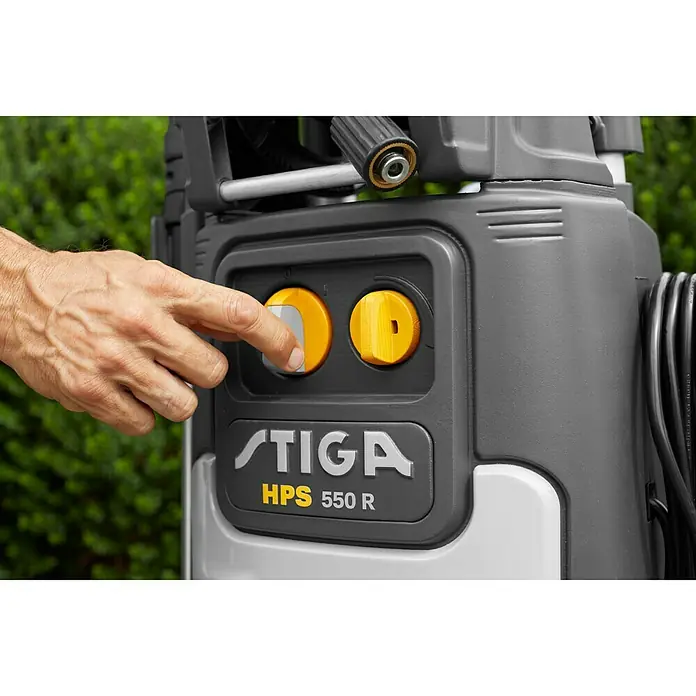 Stiga Hochdruckreiniger HPS 550 R - 2.500 W - Detailaufnahme eines STIGA HPS 550 R Hochdruckreinigers mit Hand, die einen Knopf drückt.