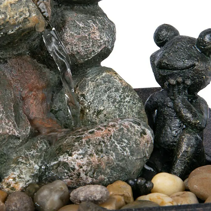 Dobar Gartenbrunnen - 20 x 20 x 21,5 cm, Kunststoff, Grau/Schwarz - Detailaufnahme eines Zimmerbrunnens mit Wasserfall und einer kleinen Froschfigur, umgeben von dekorativen Steinen.