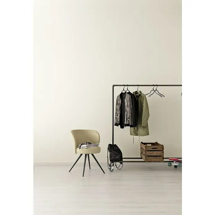 SCHÖNER WOHNEN-Farbe Wandfarbe Designfarbe - Leichtes Leinenbeige, Matt, 2,5 l, Konservierungsmittelfrei - Minimalistisches Interieur mit Kleiderständer, Jacken, Stuhl und Deko-Elementen. Die Kleidung verleiht dem Raum eine persönliche Note und unterstreicht den Stil.