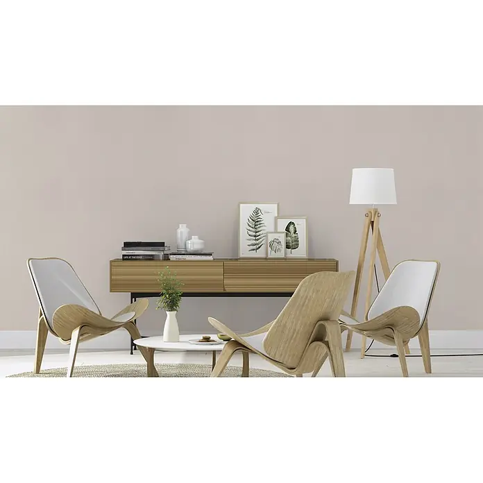 Rasch Vliestapete Deco Style - Braun, Uni, 10,05 x 0,53 m, Feine Struktur - Wohnzimmer mit zwei hellen Holzstühlen und einem passenden Couchtisch, perfekt für ein entspanntes Ambiente.